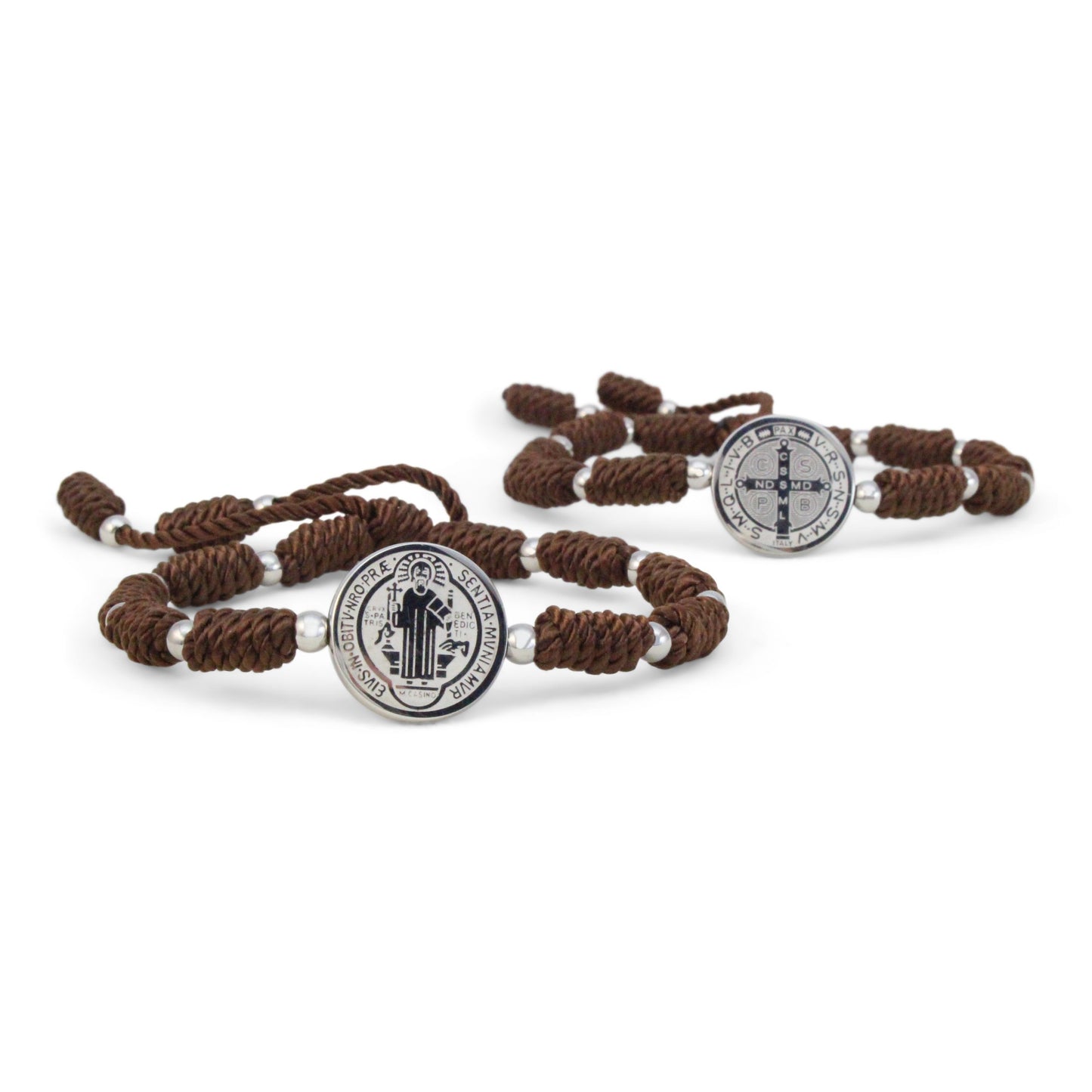 Pulseras de hilo con medalla de San Benito
