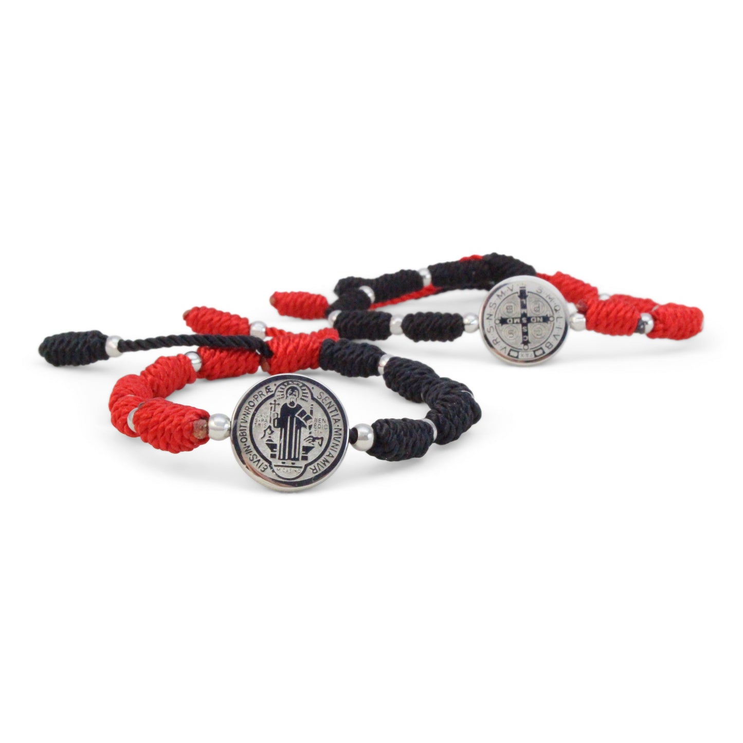 Pulseras de hilo con medalla de San Benito