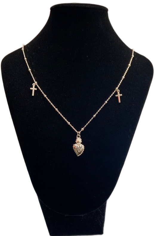 Cadena de plata con corazón y crucifijos