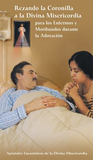 Rezando la Coronilla a la Divina Misericordia para los enfermos y moribundos durante la adoración