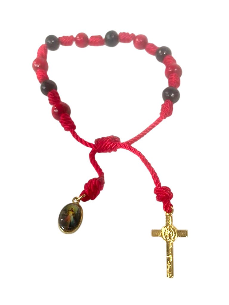 Pulsera de hilo con bolitas roja