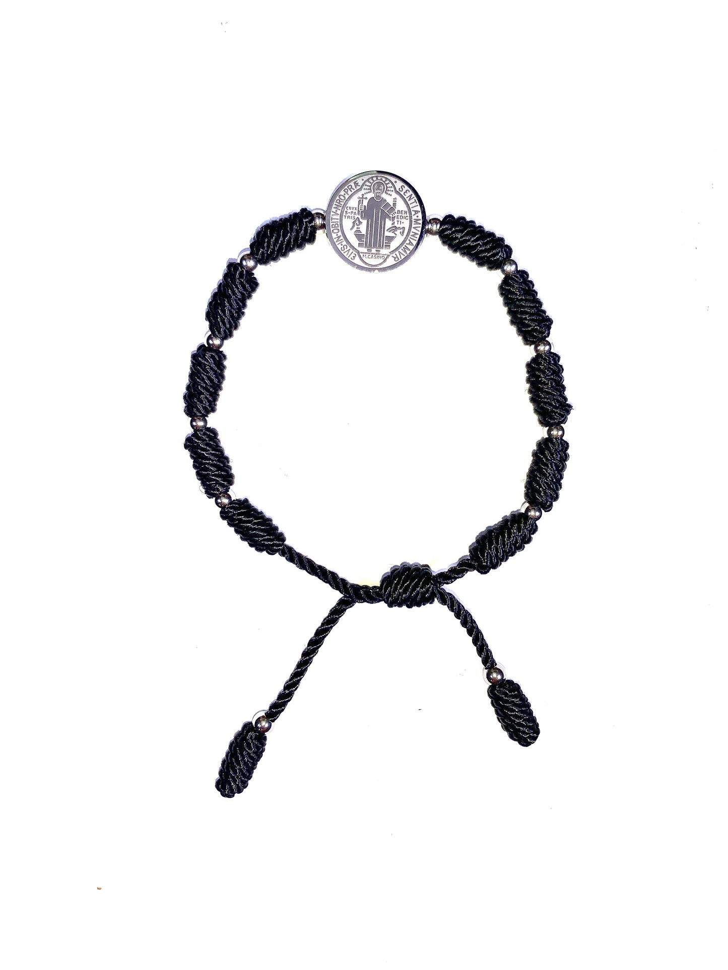 Pulseras de hilo con medalla de San Benito