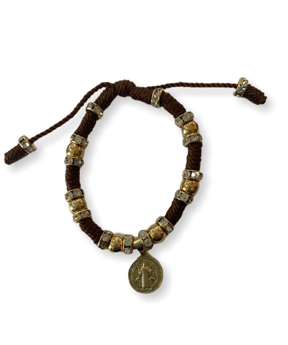 Pulseras de hilo con medalla de San Benito