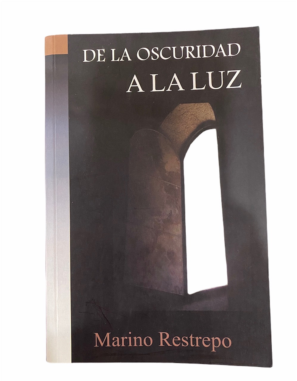 En Santa Maria del Monte nuestra meta es evangelizar y nuestros productos nos ayudan a hacerlo. Por eso te presentamos el libro De la oscuridad a la luz de Marino Restrepo en el que encontrarás parte de su testimonio de conversión en nuestra sección de libros. Disfrutalo y ayúdanos a llevar el mensaje de Cristo.