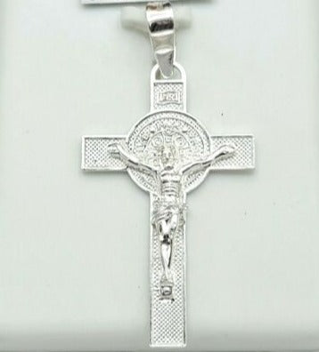 Crucifijo de plata con cadena