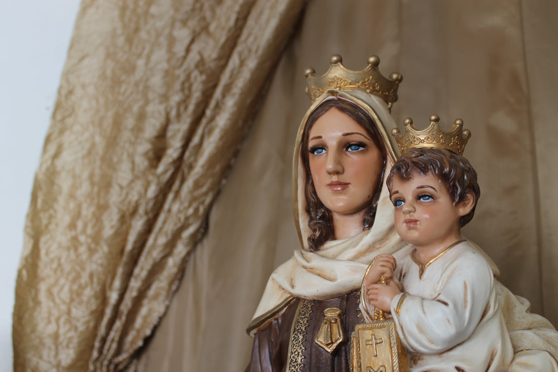 LA VIRGEN DEL CARMEN UNA MONTAÑA, UNA ESTRELLA Y UN ESCAPULARIO