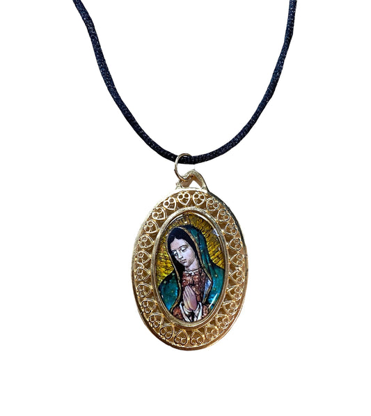 Medalla Virgen de Guadalupe  con hilo