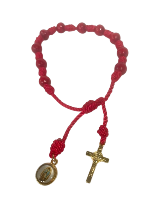 Pulsera de hilo con bolitas roja