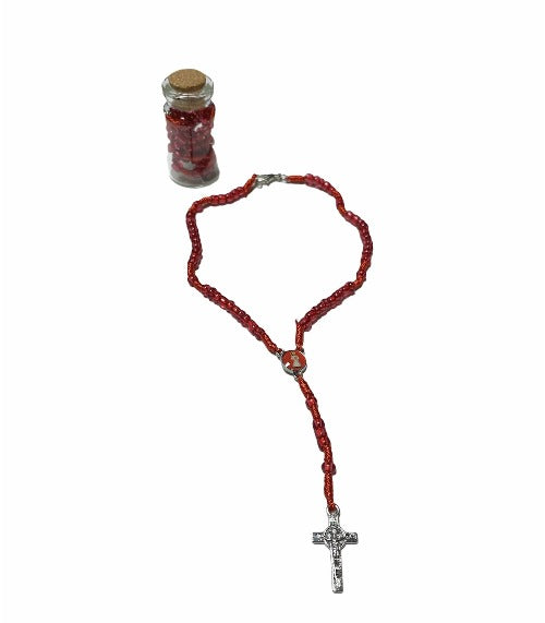 Rosario miniatura dentro de botella de vidrio con corcho  Botella de vidrio con corcho: 1.5 inch x .5 inch Rosario: Largo 7.5 inch   “¡Amen a la Virgen y háganla amar. Reciten siempre el Rosario!” - San Pío de Pietrelcina En Santa Maria del Monte nuestra meta es evangelizar y nuestros productos nos ayudan a hacerlo, por eso te presentamos este cuaderno. Adquiérelo y ayúdanos a llevar el mensaje de Cristo.