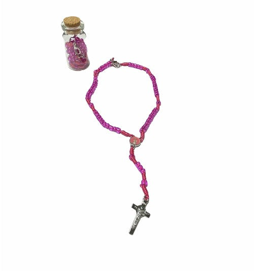 Rosario miniatura dentro de botella de vidrio con corcho  Botella de vidrio con corcho: 1.5 inch x .5 inch Rosario: Largo 7.5 inch   “¡Amen a la Virgen y háganla amar. Reciten siempre el Rosario!” - San Pío de Pietrelcina En Santa Maria del Monte nuestra meta es evangelizar y nuestros productos nos ayudan a hacerlo, por eso te presentamos este cuaderno. Adquiérelo y ayúdanos a llevar el mensaje de Cristo.