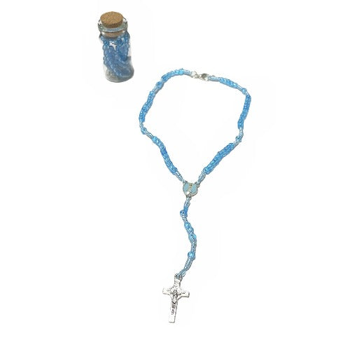 Rosario miniatura dentro de botella de vidrio con corcho  Botella de vidrio con corcho: 1.5 inch x .5 inch Rosario: Largo 7.5 inch   “¡Amen a la Virgen y háganla amar. Reciten siempre el Rosario!” - San Pío de Pietrelcina En Santa Maria del Monte nuestra meta es evangelizar y nuestros productos nos ayudan a hacerlo, por eso te presentamos este cuaderno. Adquiérelo y ayúdanos a llevar el mensaje de Cristo.