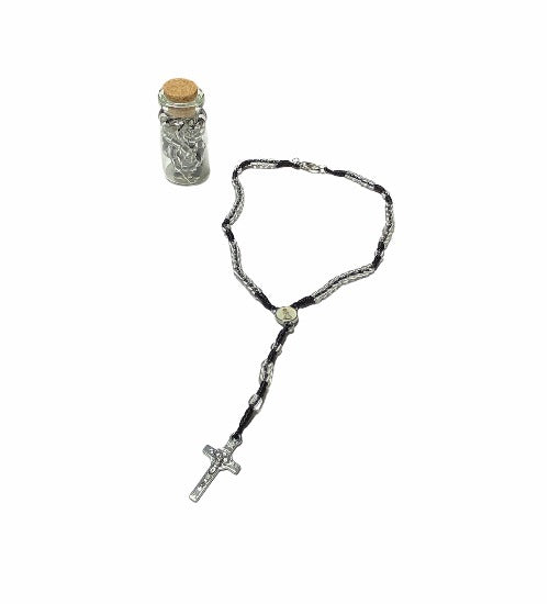 Rosario miniatura dentro de botella de vidrio con corcho  Botella de vidrio con corcho: 1.5 inch x .5 inch Rosario: Largo 7.5 inch   “¡Amen a la Virgen y háganla amar. Reciten siempre el Rosario!” - San Pío de Pietrelcina En Santa Maria del Monte nuestra meta es evangelizar y nuestros productos nos ayudan a hacerlo, por eso te presentamos este cuaderno. Adquiérelo y ayúdanos a llevar el mensaje de Cristo.