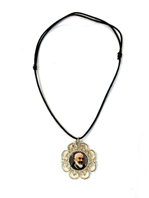 Medalla de San Pío con hilo