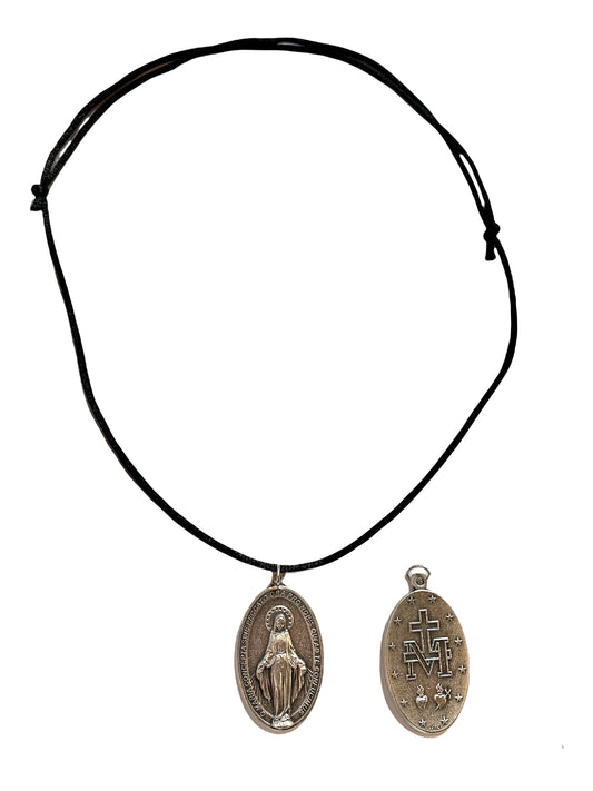 Medalla de La Virgen Milagrosa con hilo