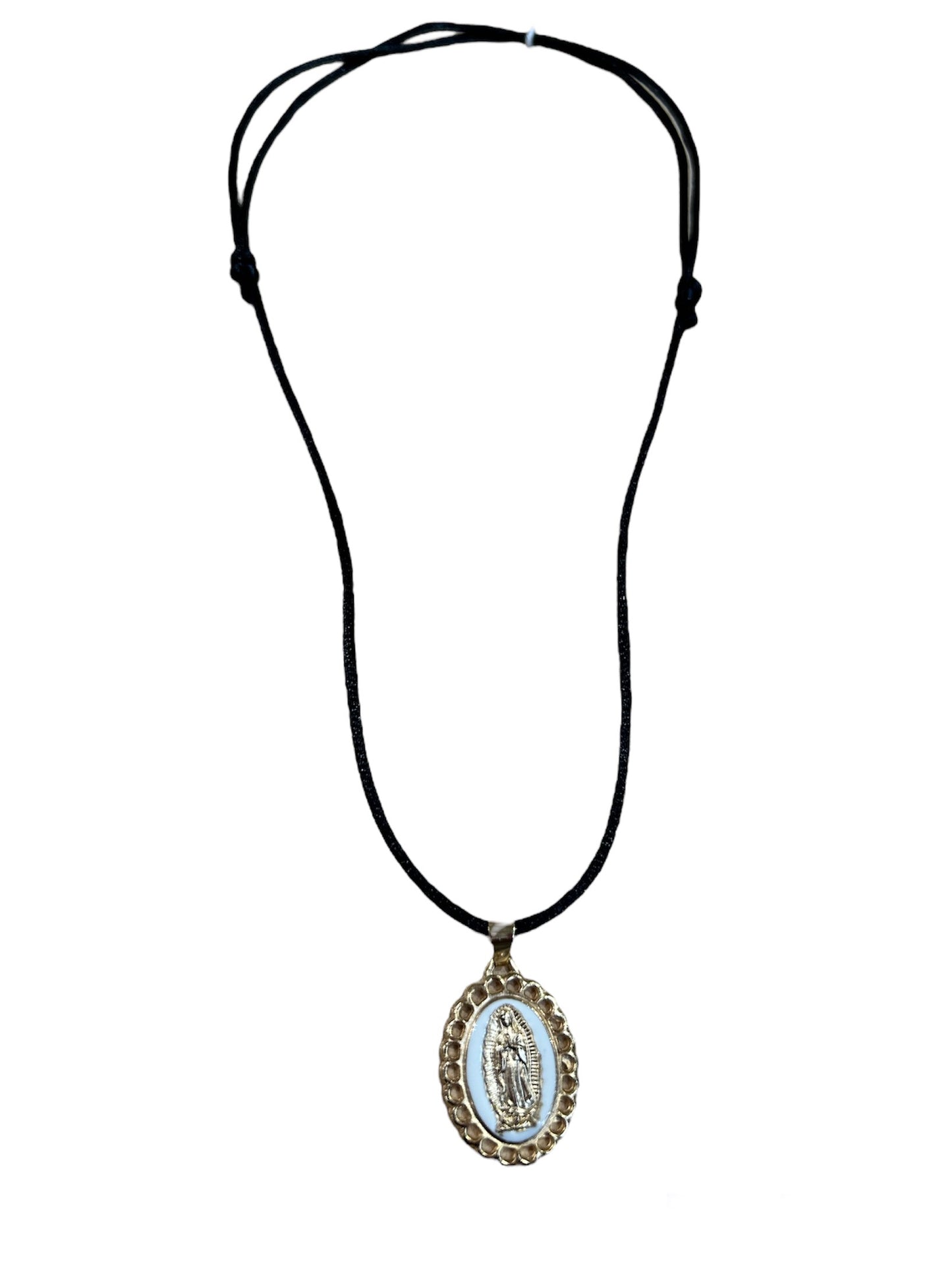 Medalla Virgen de Guadalupe con hilo
