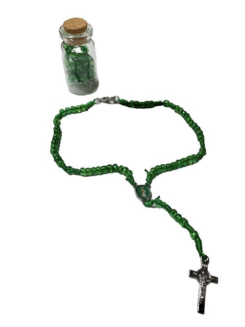 Rosario miniatura dentro de botella de vidrio con corcho  Botella de vidrio con corcho: 1.5 inch x .5 inch Rosario: Largo 7.5 inch   “¡Amen a la Virgen y háganla amar. Reciten siempre el Rosario!” - San Pío de Pietrelcina En Santa Maria del Monte nuestra meta es evangelizar y nuestros productos nos ayudan a hacerlo, por eso te presentamos este cuaderno. Adquiérelo y ayúdanos a llevar el mensaje de Cristo.